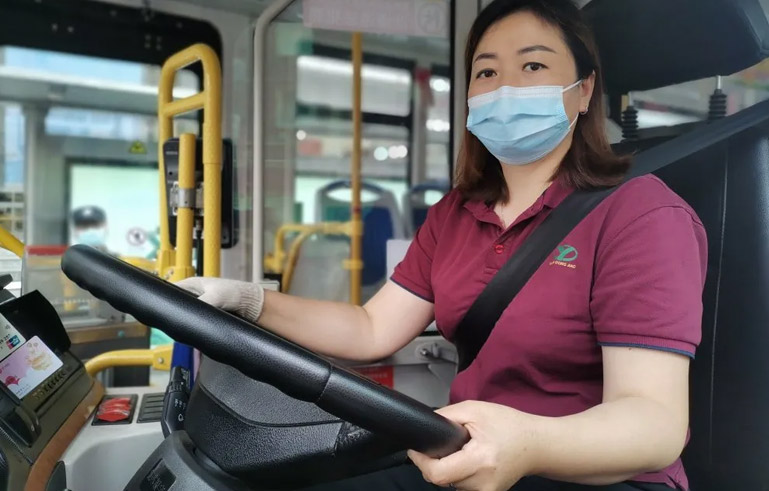 传播正能量 有我必先行——路遇私家车起火 两名公交车长下车相助