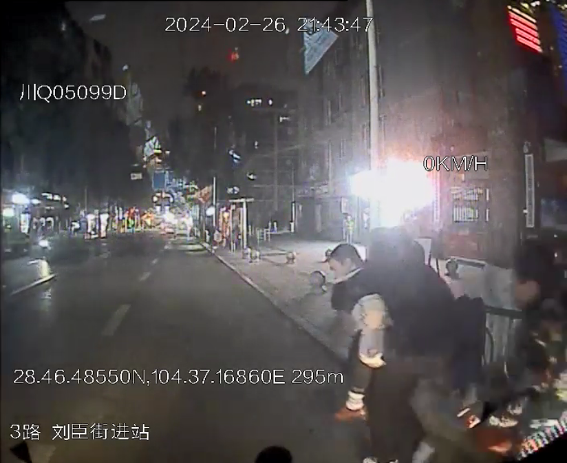 传播正能量 宜宾公交车厢里响起阵阵掌声